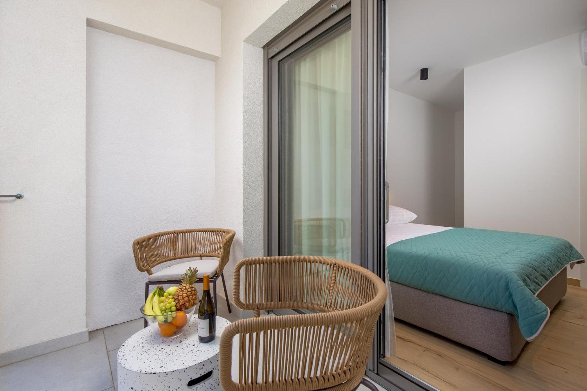 Apartmani Vila Mara M 1 Heated Pool 오미살즈 외부 사진